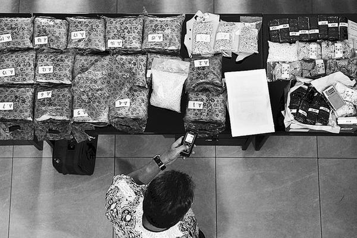 Ratusan ribu butir ekstasi sitaan diperlihatkan di    Direktorat Tindak Pidana Narkoba Badan Reserse Kriminal Polri, Jakarta Timur, Jumat (21/10). Ekstasi  dari Malaysia ini  disamarkan dengan ebi.