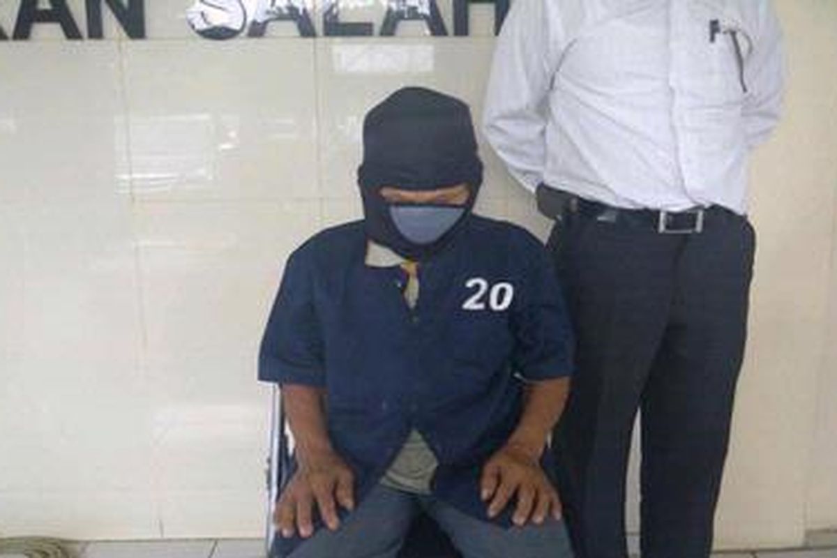 Kakek Oy (66) ditangkap polisi, Minggu (13/1/2013), karena diduga mencabuli seorang bocah berusia lima tahun, yang merupakan anak tetangganya di Bogor, Jawa Barat.