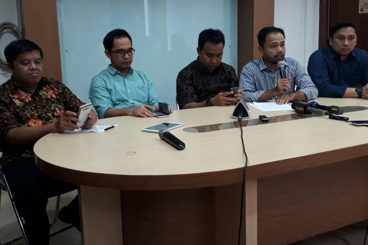 Dari kanan ke kiri foto, Feri Amsari (PUSaKO UNAND), Donal Fariz (ICW), Fadli Ramadanil Deputi Direktur Perludem, Oce Madril (PUKAT UGM), Syamsudin Alimsyah (Kopel) di kantor ICW, Jakarta Selatan, Rabu (3/5/2017).