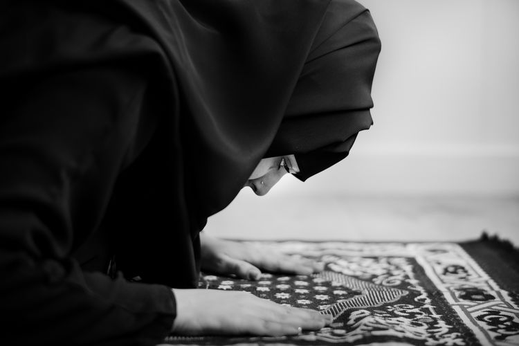 Ilustrasi shalat Rawatib, salah satunya Qobliyah Subuh