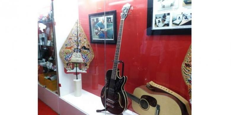 Gitar bass milik personel Metalica milik Robert Trujillo dipajang pada pameran barang gratifikasi pada kegiatan Festival Anti Korupsi 2015 di Sasana Budaya Ganesha, Bandung, Jum'at (11/12/2015). Gitar merek Ibanez itu rencananya bakal dimuseumkan lantaran masuk dalam kategori barang antik.