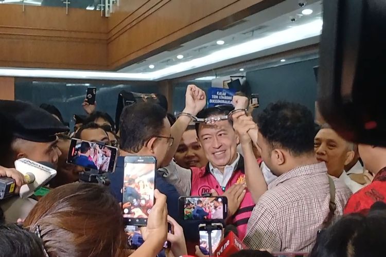 Tom Lembong Angkat Tangan Terikat Borgol Usai Divonis 4,5 Tahun Penjara
