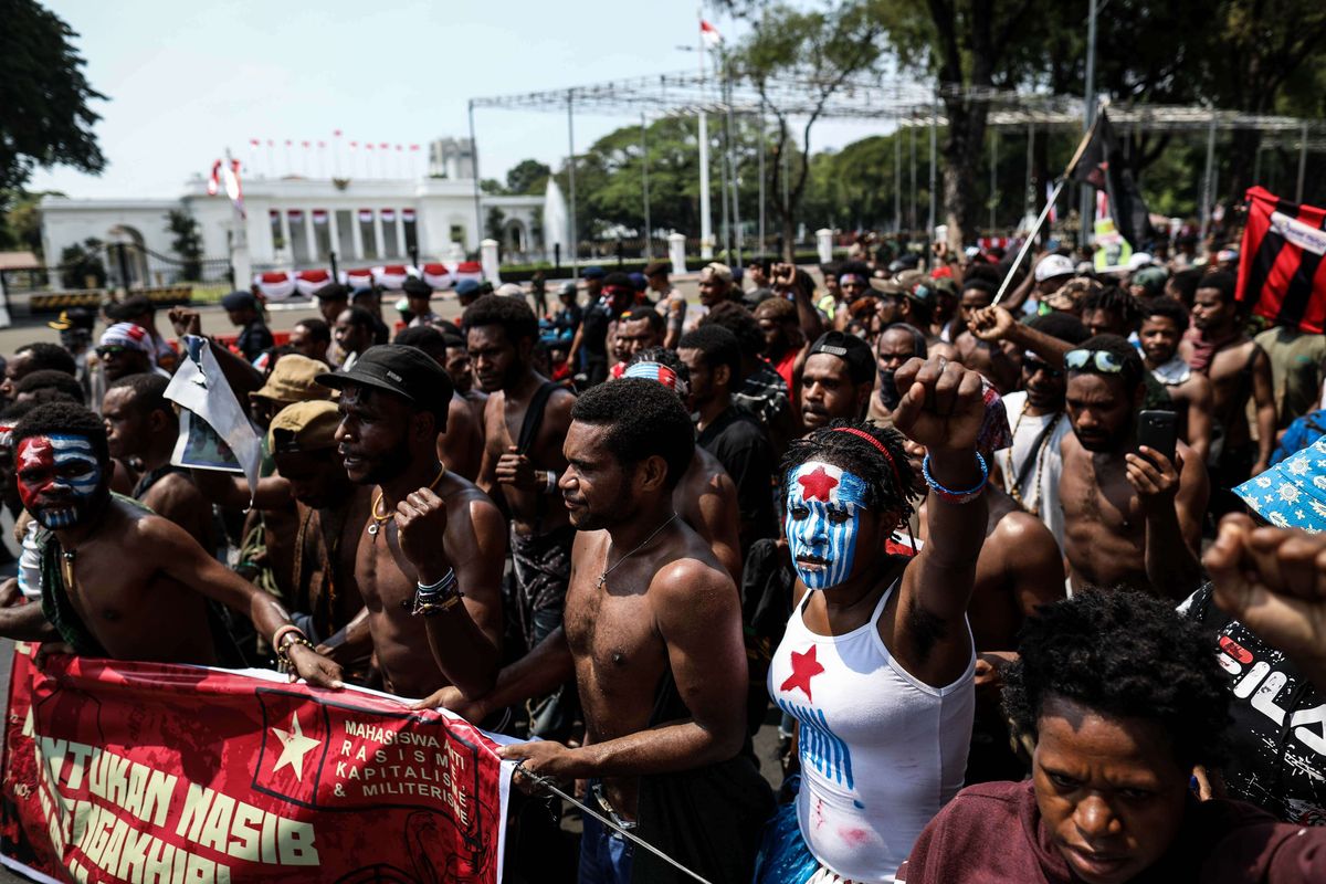 Sejumlah mahasiswa Papua di Jakarta yang tergabung dalam Aliansi Mahasiswa Anti Rasisme, Kapitalisme, Kolonialisme, dan Militerisme, menggelar aksi unjuk rasa di seberang Gedung Kementerian Dalam Negeri, Jalan Medan Merdeka Utara, Kamis (22/8/2019). Mahasiswa Papua meminta Presiden Joko Widodo memastikan proses hukum pelaku rasis terhadap mahasiswa Papua di Surabaya, Jawa Timur.