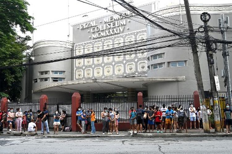 Warga mengevakuasi gedung mereka setelah gempa berkekuatan M 7,1, sekitar 300 kilometer jauhnya, terasa di Manila pada 27 Juli 2022. 