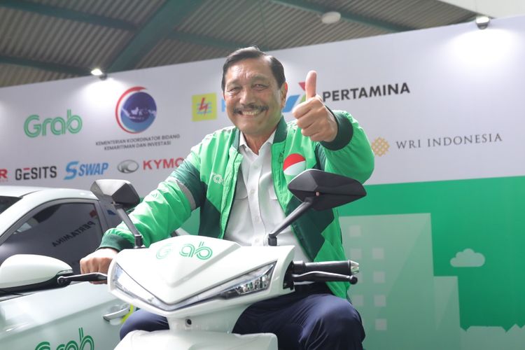 Menko Marves Luhut Binsar Pandjaitan mendorong masyarakat beralih menggunakan kendaraan listrik. 