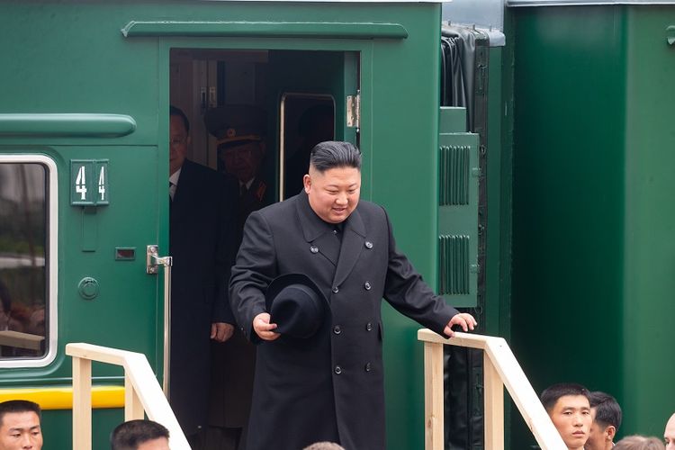 Kim Jong Un merilis lagu bertajuk Friendly Father berisi pujian dirinya sebagai sosok ayah ramat dan pemimpin yang hebat. Pemimpin Korea Utara Kim Jong Un turun dari kereta lapis baja yang tiba di stasiun di kota perbatasan Rusia, Khasan, pada Rabu (24/4/2019).