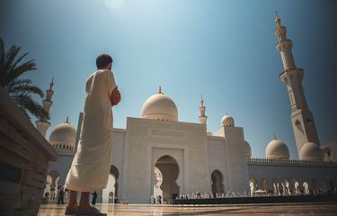 Seorang pria berdiri di depan Masjid Agung Sheikh Zayed, Abu Dhabi. Kemenag akan gelar sidang isbat penetapan awal Ramadhan 1445 H pada 10 Maret 2024.