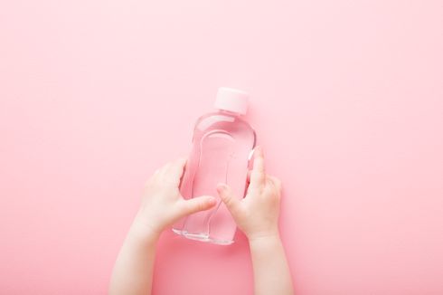 5 Penggunaan Baby Oil untuk Membersihkan Ragam Benda di Rumah