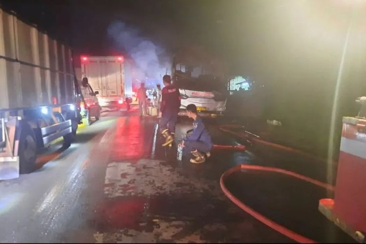 Detik-detik Bus AKAP Jakarta-Padang Ludes Terbakar di Jalintim Musi Banyuasin