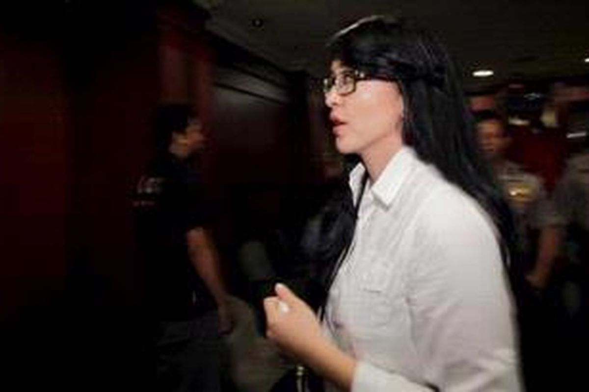 Terdakwa Angelina Sondakh menjalani sidang lanjutan di Pengadilan Tindak Pidana Korupsi, Jakarta, Rabu (19/9/2012). Agenda sidang mendengarkan tanggapan Jaksa Penuntut Umum atas nota keberatan terdakwa dalam kasus dugaan suap di Kementerian Kesehatan dan Kementerian Pendidikan.  