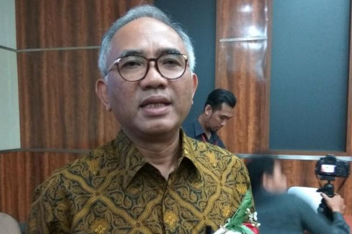 Direktur Utama PT Adhi Karya (Persero) Budi Harto usai menggelar rapat umum pemegang saham di Jakarta, Jumat (10/3/2017).