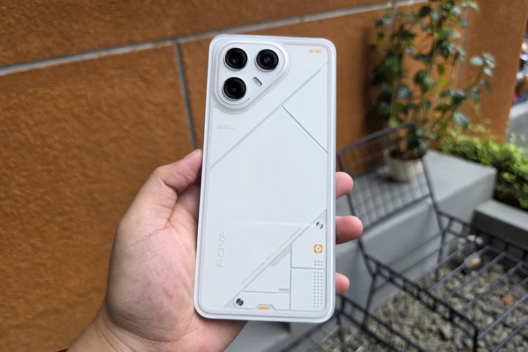 Secara desain, Pova 7 Ultra tampil dengan desain futuristik dengan tagline desain ?Interstellar Spaceship?.