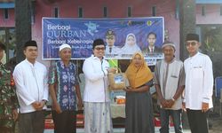 Berbagi Kebahagiaan, Bupati Hulu Sungai Tengah Kembali Bagikan Daging Kurban