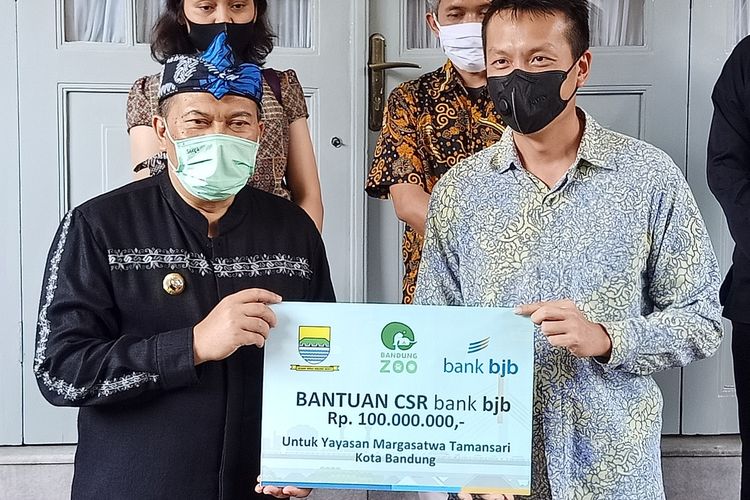 Wali Kota Bandung menyerahkan bantuan program Corporate Social Responsbility (CSR) dari Bank BJB untuk disalurkan ke Kebun Binatang Bandung atau Bandung Zoological Garden untuk membantu memenuhi pakan satwa.