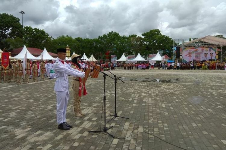 Antusiasme masyarakat terlihat dalam upacara penyambutan peserta kirab yang dilaksanakan di Alun-alun Kabupaten Kolaka, pada Rabu, (22/11/2017).
