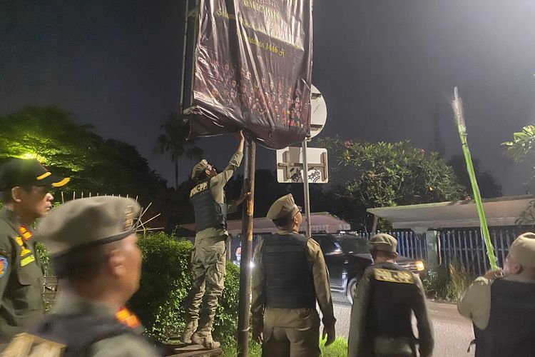 Satpol PP Kota Bekasi Copot Puluhan Atribut Ormas demi Kembalikan Keindahan Jalan