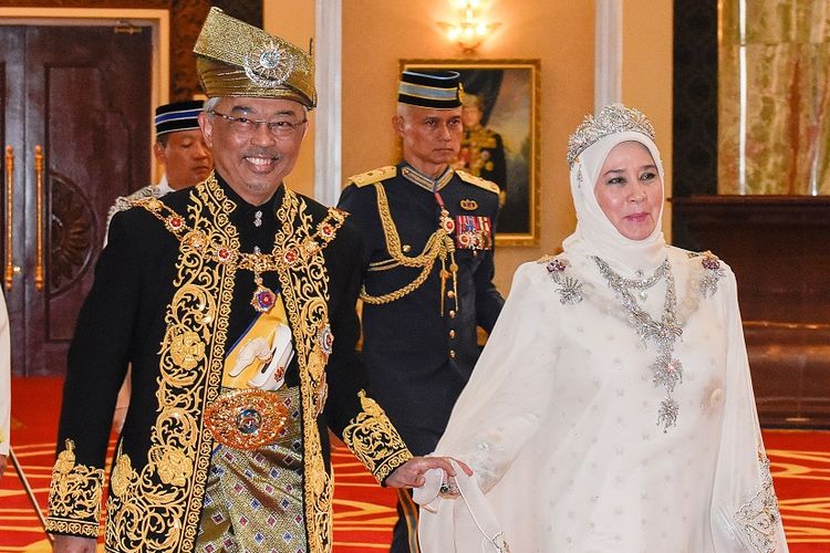 Raja Malaysia Abdullah Riayatuddin Al-Mustafa Billah Shah Ibni Almarhum Sultan Ahmad Shah Al-Mustain Billah bersama istrinya, Ratu Tunku Hajah Azizah Aminah Maimunah Iskandariah binti Al-Marhum Al Mutawakkil Alallah Sultan Iskandar Al-Haj saat seremoni penobatan Raja Malaysia.