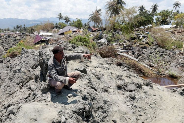 Seorang warga Palu menunjukkan sebuah rumah beton yang digulung lumpur yang keluar dari perut bumi dan berpindah ratusan meter di Kelurahan Petobo, Kecamatan Palu Selatan, Kota Palu, Sulawesi Tengah, pasca-gempa bermagnitudo 7,4.