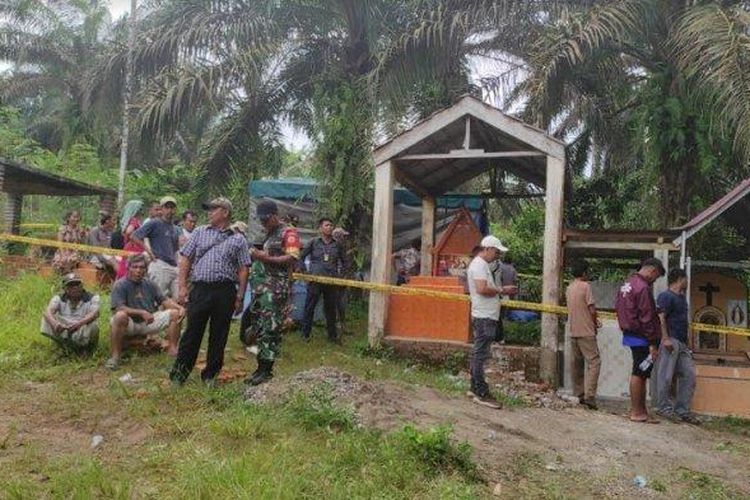 Suasana ekshumasi makam Rindu Syahputra Sinaga, 14 tahun, siswa SMP Negeri I STM Hilir, Kabupaten Deli Serdang, Sumatera Utara, di Desa Negara Beringin, Kecamatan STM Hilir, Selasa (1/10/2024). 
