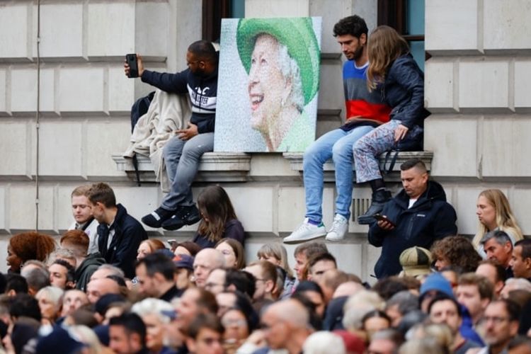 Orang-orang berkumpul, pada hari pemakaman kenegaraan Ratu Elizabeth II di Parliament Square di London, Inggris, 19 September 2022.