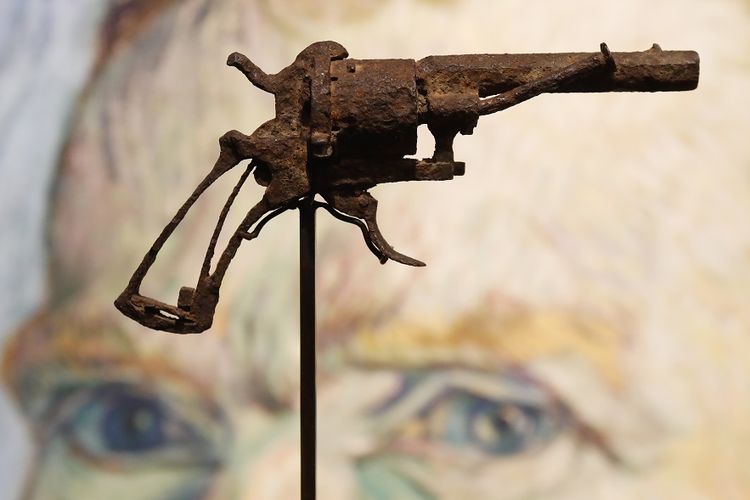 Pistol revolver yang diyakini merupakan senjata yang digunakan pelukis Vincent van Gogh untuk bunuh diri dilelang oleh Art Auction di Paris, pada Rabu (19/6/2019).