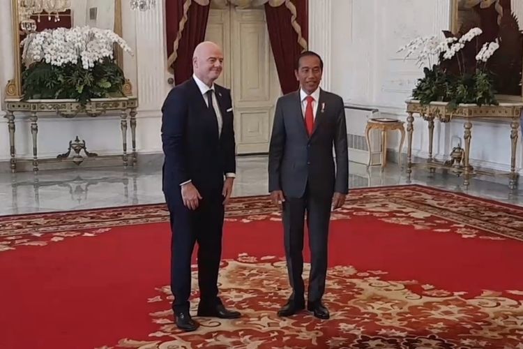 Presiden Joko Widodo bertemu dengan Presiden Federasi Sepakbola Internasional (FIFA) Gianni Infantino di Istana Merdeka, Jakarta, Selasa (18/10/2022) siang. 