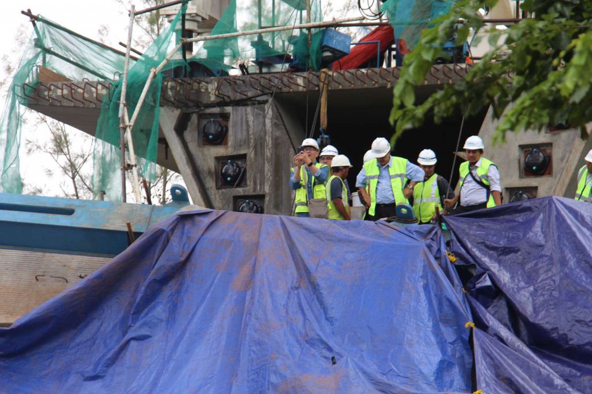 Petugas mengecek kondisi pasca robohnya kontruksi proyek LRT di Jalan Kayu Putih, Pulogadung, Jakarta Timur, Senin (22/01/2018). Direktur Utama Jakarta Propertindo (JakPro) Satya Heragandhi menyampikan, robohnya LRT tersebut berawal saat petugas sedang melakukan pemasangan antar-span box P28 ke P29.