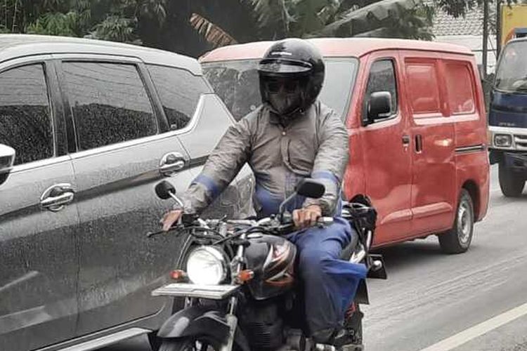 Hujan abu tebal terpantau melanda sebagian wilayah Kecamatan Tegalrejo Kabupaten Magelang, Jawa Tengah, akibat erupsi Gunung Merapi, sejak pukul 13.00 WIB, Sabtu (11/3/2023).