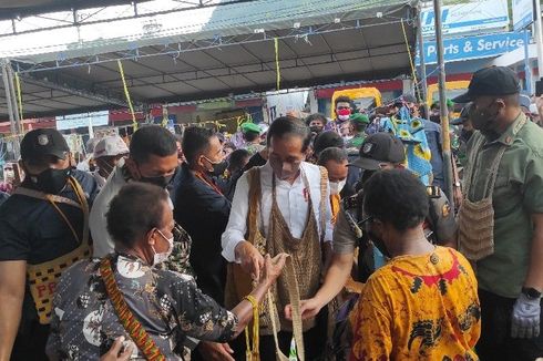 Sempat Berbelanja, Jokowi Borong Noken di Jayapura