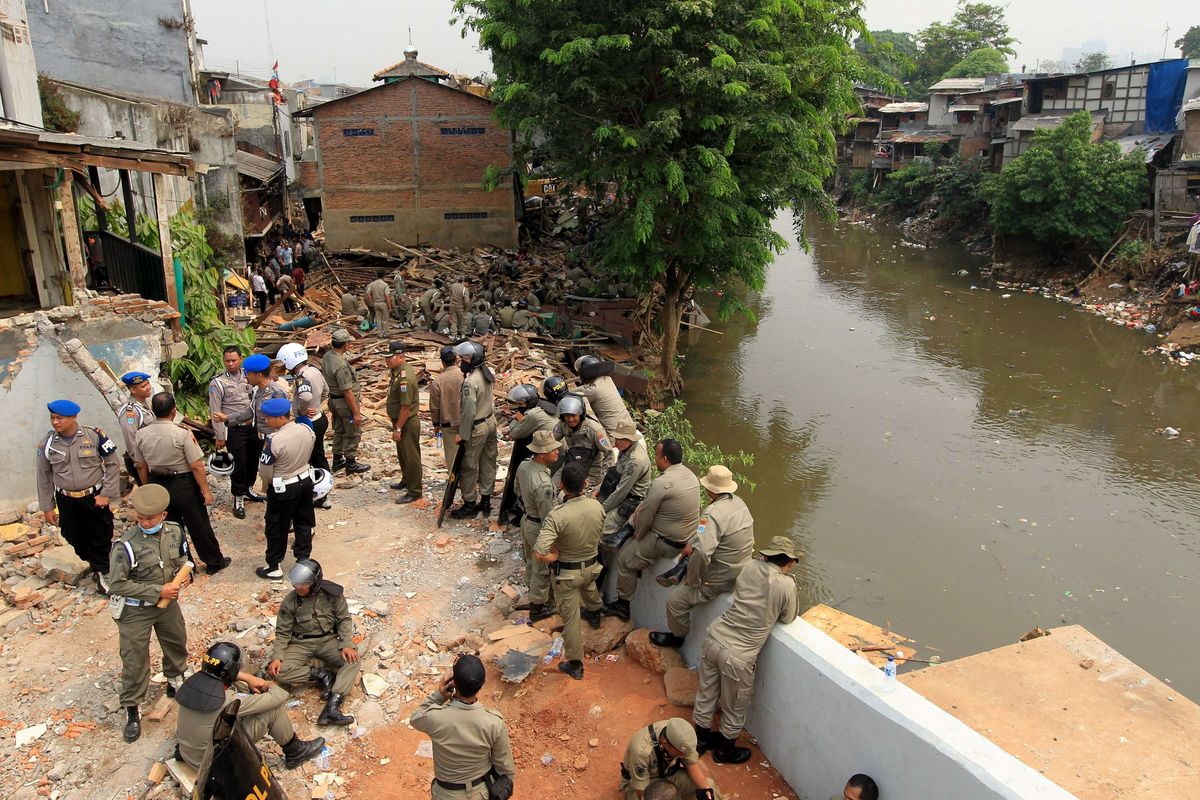 Pembongkaran rumah di Kampung Pulo, Jakarta Timur, Kamis (20/8/2015). Pembongkaran rumah di bantaran kali ini dilakukan untuk normalisasi Kali Ciliwung. KOMPAS IMAGES/KRISTIANTO PURNOMO