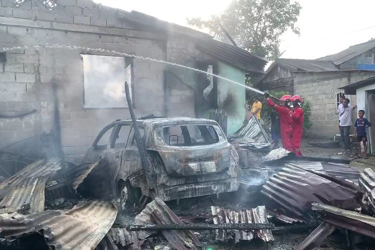 Sebuah mobil ikut hangus dalam peristiwa kebakaran rumah di Kabupaten Karimun, Provinsi Kepulauan Riau, Kamis (23/2/2023).