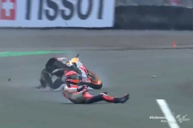 Pebalap Repsol Honda Team Marc Marquez jatuh saat sesi pemanasan MotoGP di Pertamina Mandalika International Street Circuit, Lombok Tengah, NTB, Minggu (20/3/2022). Kecelakaan ini untuk yang keempat kalinya dialami Marc Marquez di MotoGP Mandalika.