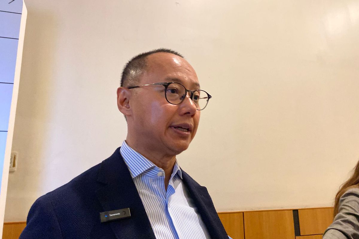 Wakil Ketua MPR RI Eddy Soeparno berkomentar mengenai kayu gelondongan yang terlihat dalam banjir di Sumatera Utara (Sumut) dalam acara FPCI di Kasablanka Hall, Jakarta Selatan, Sabtu (29/11/2025). Hadapi dampak konflik AS-Israel versus Iran, Indonesia perlu alihkan strategi dari "mengebor" ke "menanam" BBM.