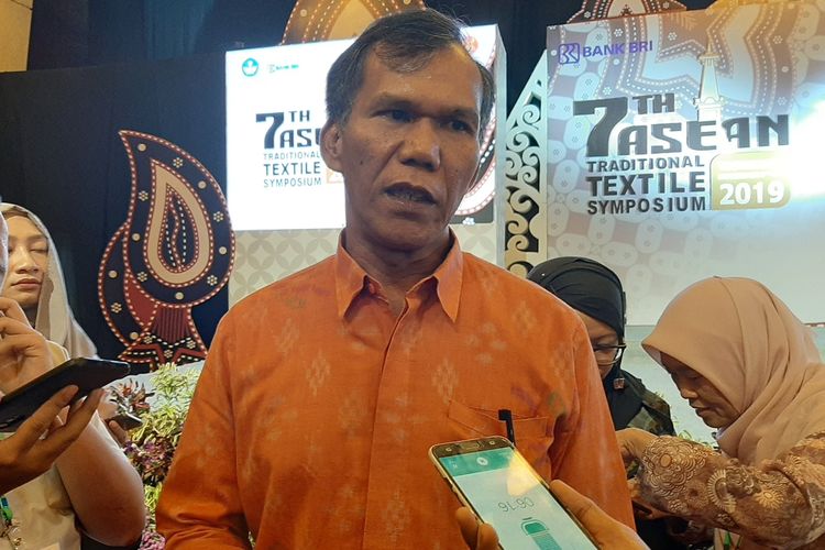 Kasubdit Warisan Budaya Tak Benda Direktorat Jenderal Kebudayaan, Kemendikbud, Binsar Manulang saat menemui wartawan di sela-sela acara 7 Th ASEAN Traditional Textile Symposium di Yogyakarta, Selasa (05/11/2019)