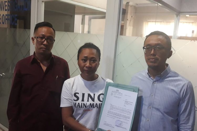 Ni Luh Djelantik bersama kuasa hukumnya, Daniar Tri Sasongko (kiri), setelah memberikan keterangan untuk berita acara pemeriksaan (BAP) terhadap akun Lisa Marlina yang dilaporkan melecehkan perempuan Bali di Ditreskrimsus Polda Bali, Denpasar, Bali, Senin (29/7/2019).