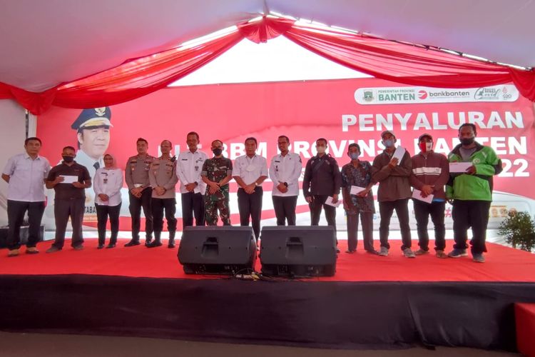 Penyaluran awal bantuan langsung tunai (BLT) BBM dari Pemerintah Provinsi Banten kepada 4.061 warga Tangerang Selatan dilakukan di Samsat Serpong, Tangsel, Rabu (21/9/2022). 