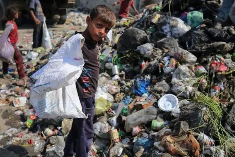 Derita Warga Gaza, Hidup di Tengah Tumpukan Sampah akibat Blokade Israel