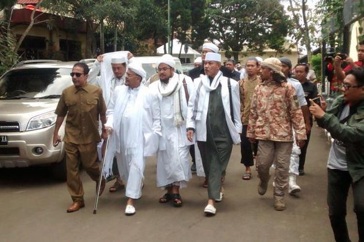 Rizieq Shihab tiba di Mapolda Jawa Barat untuk menjalani pemeriksaan sebagai tersangka kasus dugaan penistaan lambang negara dan pencemaran nama baik 