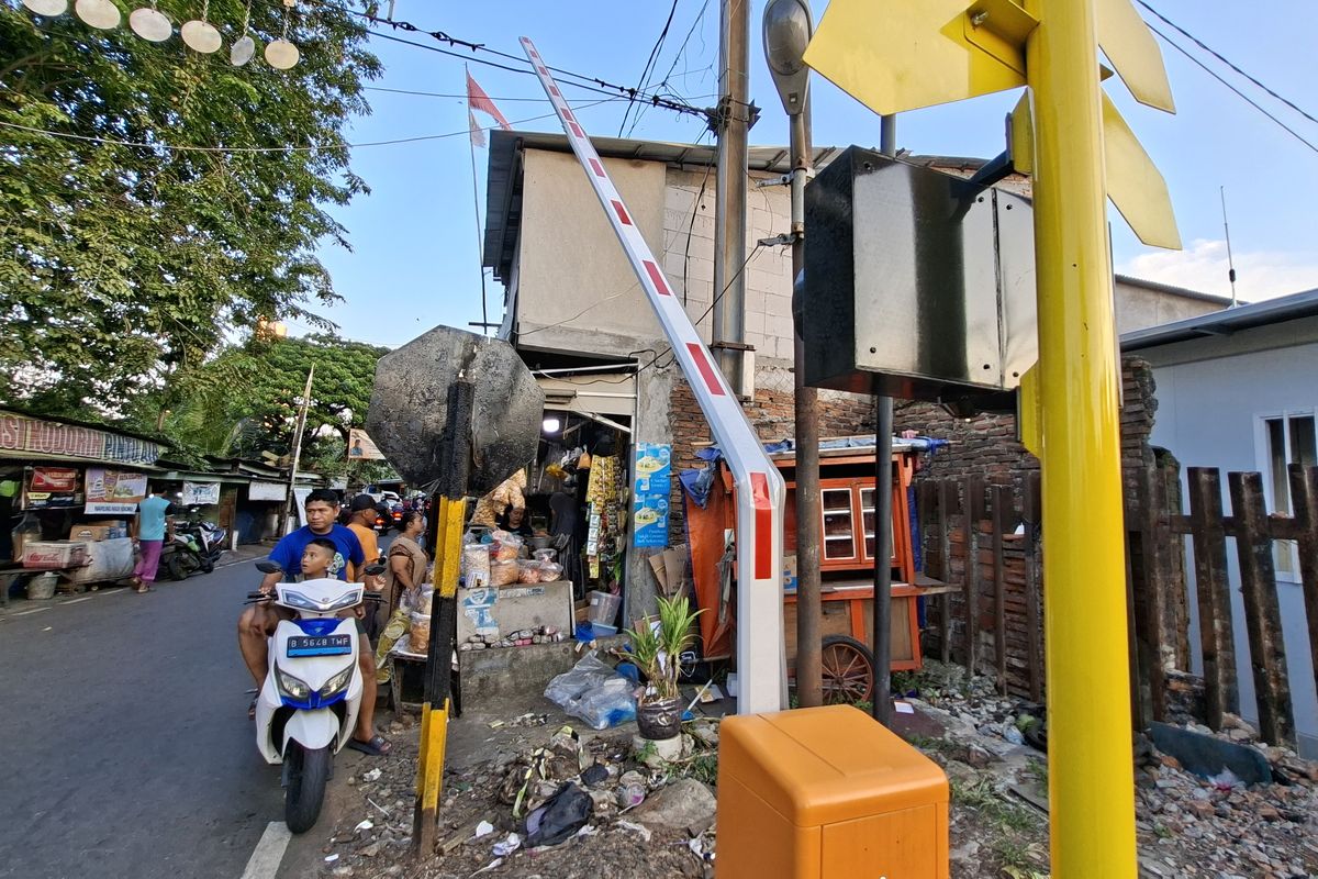 Palang perlintasan kereta api di Jalan Administrasi, Petamburan, Tanah Abang, Jakarta Pusat rusak akibat ditabrak sepeda motor.