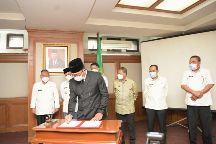 Gubernur Jawa Barat Ridwan Kamil menandatangani kesepakatan bersama enam kepala daerah Bandung Raya dan Garut perihal kerja sama pengelolaan TPPAS Regional Legok Nangka di Gedung Sate, Kota Bandung, Rabu (27/10/2021)
