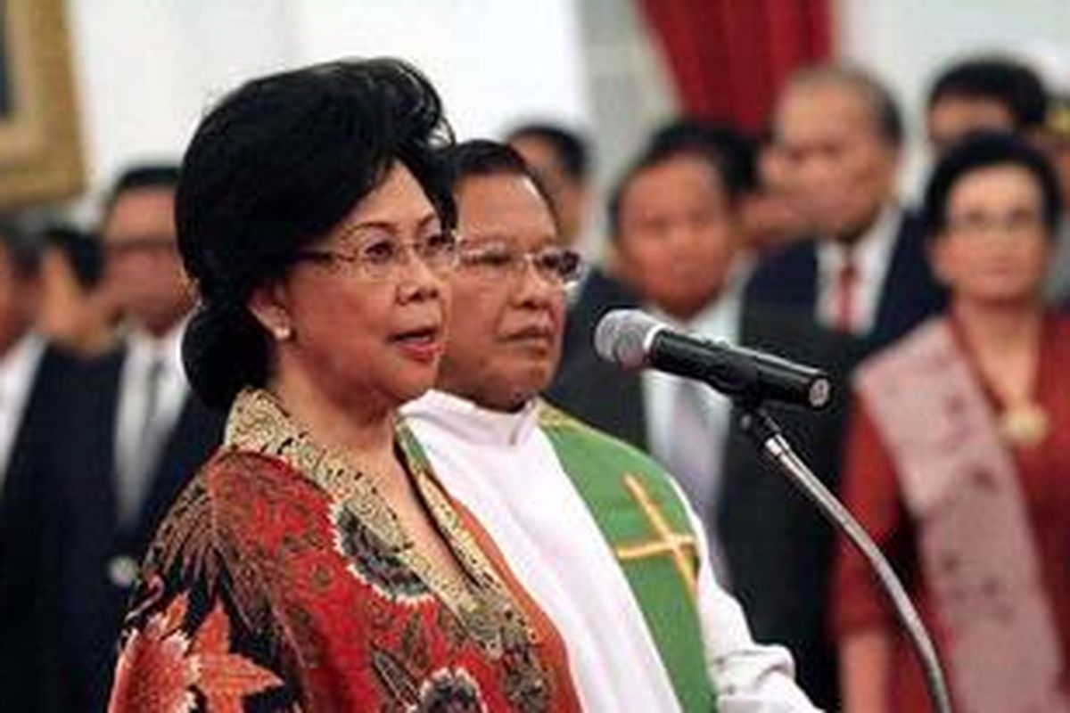 Menteri Kesehatan Nafsiah Mboi mengucapkan sumpah di depan Presiden Susilo Bambang Yudhoyono, dalam acara pelantikan dirinya di Istana Negara, Jakarta, Kamis (14/6/2012). Nafsiah akan meneruskan sisa masa jabatan menteri terdahulu, Endang Rahayu Sedyaningsih yang wafat beberapa waktu lalu karena sakit. 