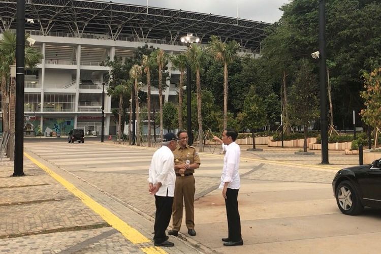 Presiden Joko Widodo, Menteri Pekerjaan Umum dan Perumahan Rakyat Basuki Hadimulyono dan Gubernur DKI Jakarta Anies Baswedan sedang berbincang di depan Stadion Utama Gelora Bung Karno Jakarta, Senin (26/2/2018).