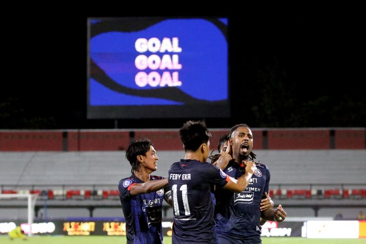 Pemain Arema FC Carlos Fortes seusai menjebol gawang Persija Jakarta saat pertandingan pekan 23 Liga 1 2021-2022 yang berakhir dengan skor 1-1 di Stadion Kapten I Wayan Dipta Gianyar, Sabtu (5/2/2022) malam.