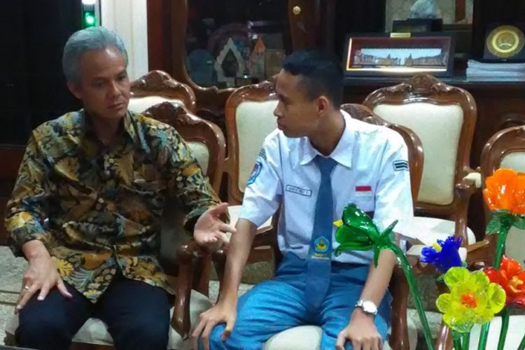 Gubernur Jawa Tengah Ganjar Pranowo memberikan motivasi dan arahan kepada Haikal Rifat Farihi, Siswa SMAN1 Semarang, yang akan mengikuti Ekspedisi Nusantara Jaya (ENJ) 2017. Ganjar berpesan agar perwakilan Jateng itu mampu menggelorakan nasionalisme kepada ribuan peserta yang mengikuti acara itu. 