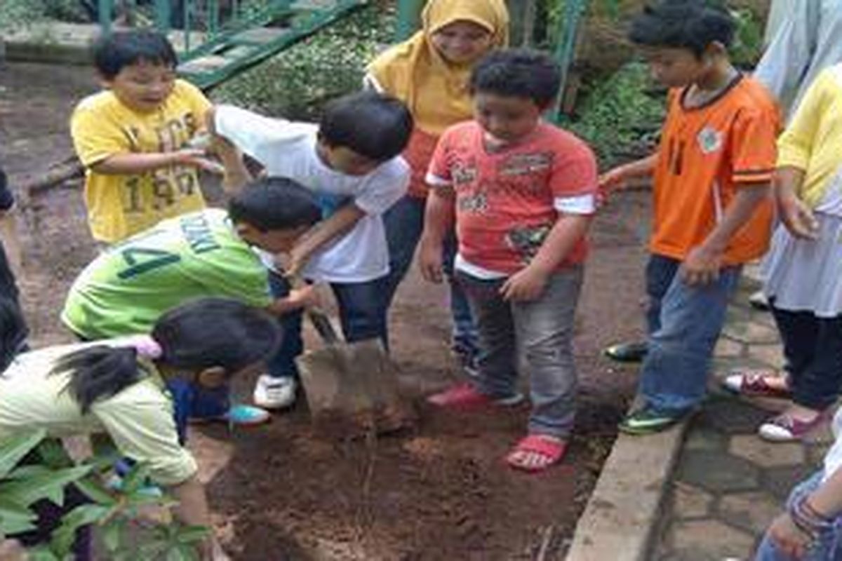 Anak-anak sekolah dasar di Semut-Semut Natural School, menanam pohon bersama dalam acara Tur Edukasi Bumiku Lestari, Selasa (6/11/2012).