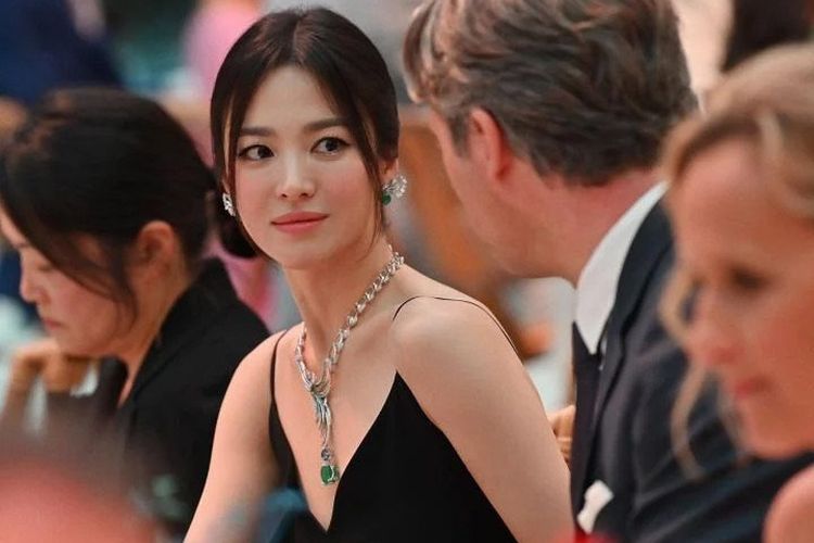 Song Hye Kyo dalam acara Chaumet di Paris