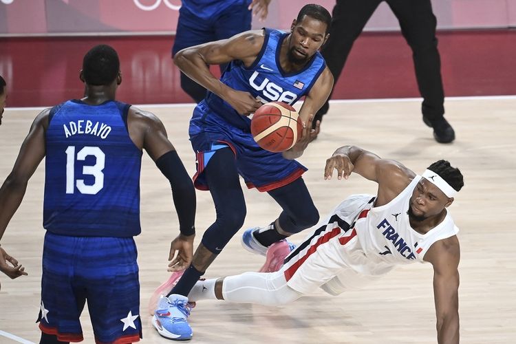 Pebasket Amerika Serikat Kevin Durant tampil ketika timnya takluk dari Perancis pada laga pertama Grup A bola basket putra Olimpiade Tokyo 2020 di Saitama Super Arena, Jepang, Minggu (25/7/2021) malam WIB.