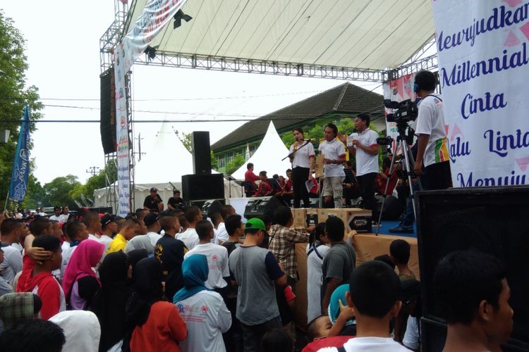 Abi Rahma Sandy Saat Menceritakan Kecelakaan dan akibatnya dihadapan Ribuan Peserta Millenial Road Safety Festival di Titik  0 km, Wonosari, Gunungkidul, Yogyakarta, Minggu (3/3/3019)