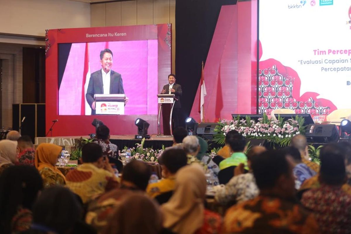 Gubernur Sumatera Selatan (Sumsel) Herman Deru saat hadir dalam Temu Kerja Tim Percepatan Penurunan Stunting (TPPS) Evaluasi Capaian Semester I Tahun 2023 dan Praktik Baik Percepatan Penurunan Stunting Daerah yang digelar Badan Kependudukan dan Keluarga Berencana Nasional (BKKBN) Republik Indonesia (RI) di Ballroom Hotel Wyndham Palembang, Selasa (3/7/2023).
