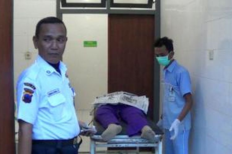 Jenazah Nilam Sofa Lailani (17) Siswi kelas 3 SMK Farmasi Ketanggungan, Brebes, Jawa Tengah, saat berada di Rumah Sakit.  